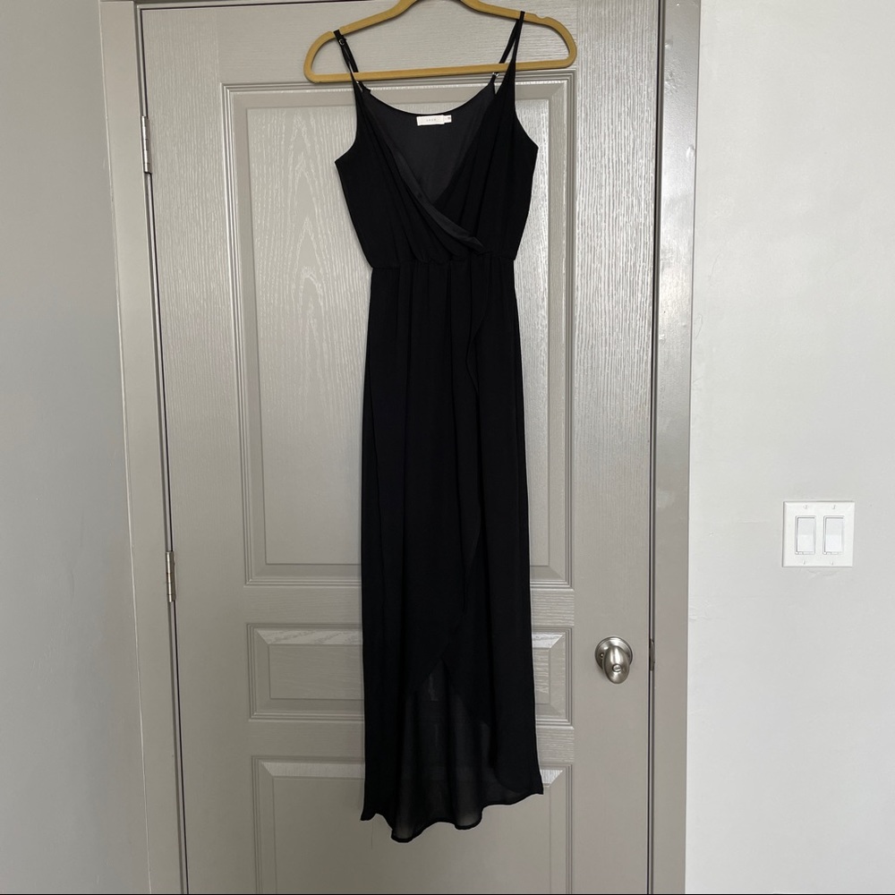 Black high low v-neck dress!
